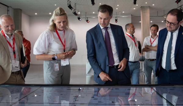 龙八国际集团接待比利时宰衡ALEXANDER DE CROO和副宰衡VINCENT VAN QUICKENBORNE来访旅行总部